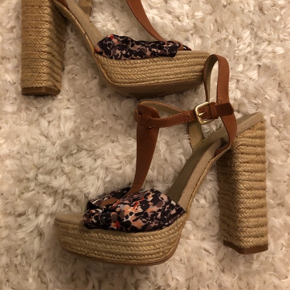 Strappy Floral Tan and Navy Heels - Size 8 - Picture 1 of 3